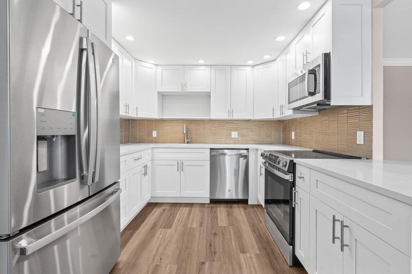 Brand New &amp; pristine 2 bedroom and full 2 bath unit. Located in - photo 2