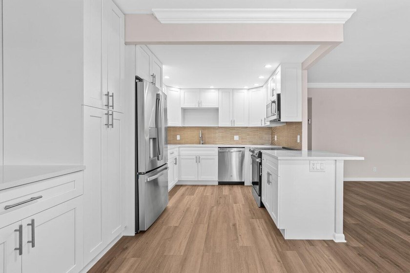 Brand New &amp; pristine 2 bedroom and full 2 bath unit. Located in - photo 5