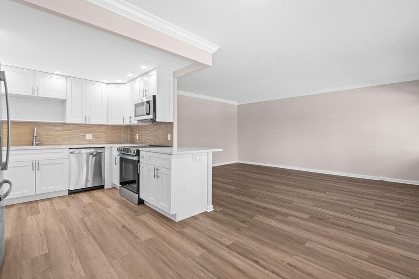 Brand New &amp; pristine 2 bedroom and full 2 bath unit. Located in - photo 6
