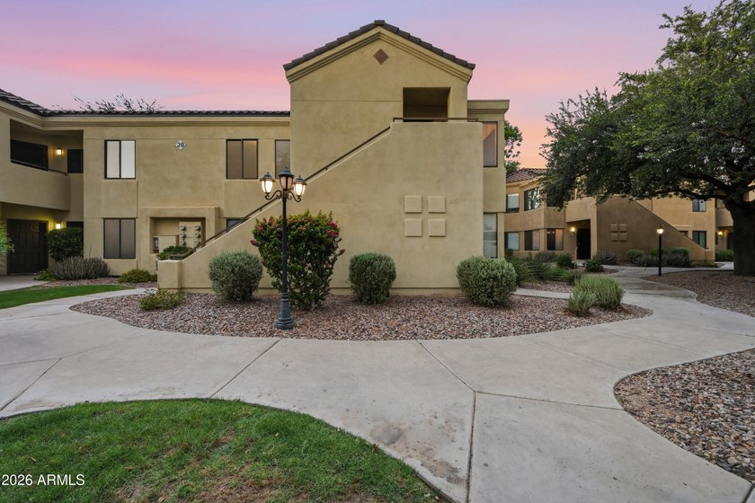 Welcome to this beautifully updated and very well maintained - photo 2