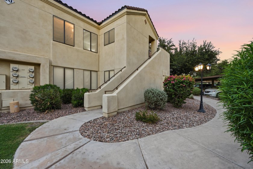 Welcome to this beautifully updated and very well maintained - photo 3
