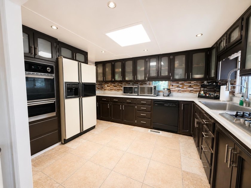 A spacious 2-bedroom, 2-bath mobile home located in the - photo 5
