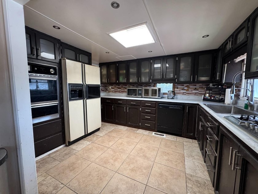 A spacious 2-bedroom, 2-bath mobile home located in the - photo 6
