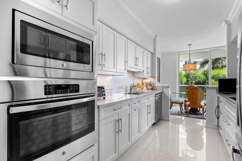 Located on the 3rd floor facing NE Boca Raton, 1 bedroom + den - photo 11