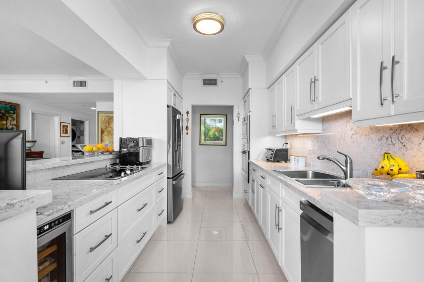 Located on the 3rd floor facing NE Boca Raton, 1 bedroom + den - photo 12
