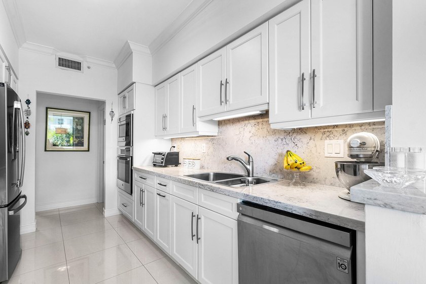 Located on the 3rd floor facing NE Boca Raton, 1 bedroom + den - photo 13