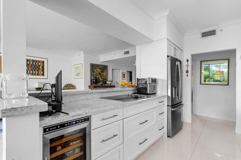Located on the 3rd floor facing NE Boca Raton, 1 bedroom + den - photo 14