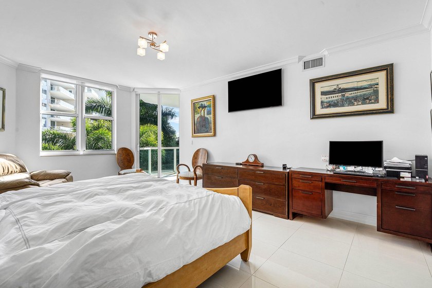 Located on the 3rd floor facing NE Boca Raton, 1 bedroom + den - photo 15