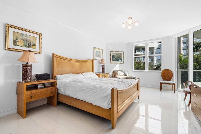 Located on the 3rd floor facing NE Boca Raton, 1 bedroom + den - photo 16