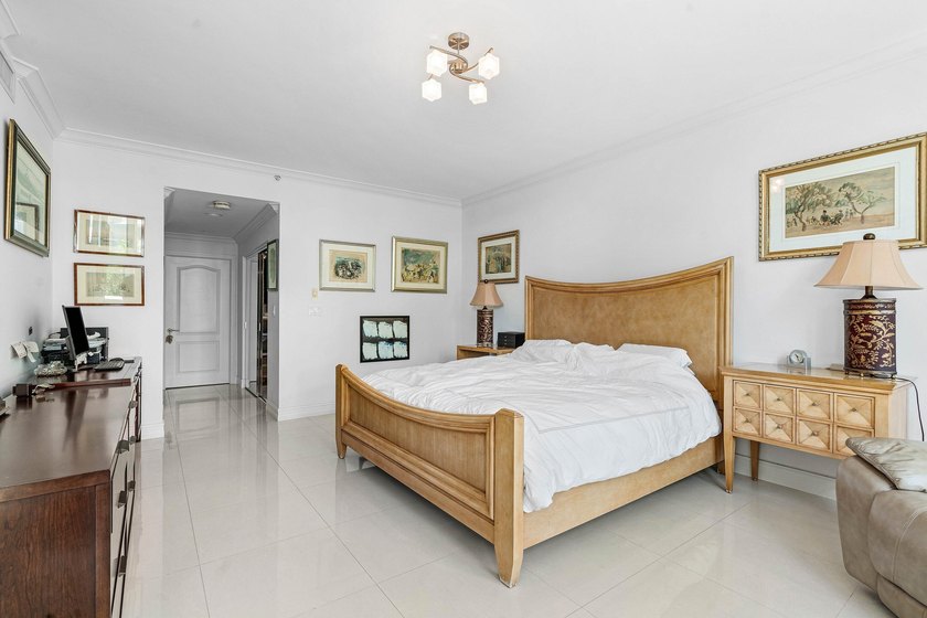 Located on the 3rd floor facing NE Boca Raton, 1 bedroom + den - photo 17