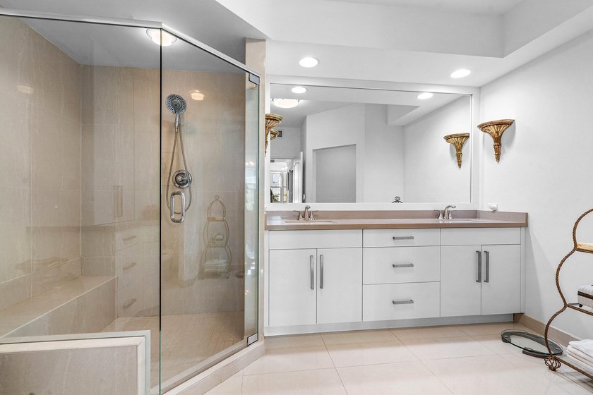 Located on the 3rd floor facing NE Boca Raton, 1 bedroom + den - photo 18