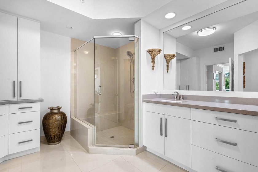 Located on the 3rd floor facing NE Boca Raton, 1 bedroom + den - photo 19