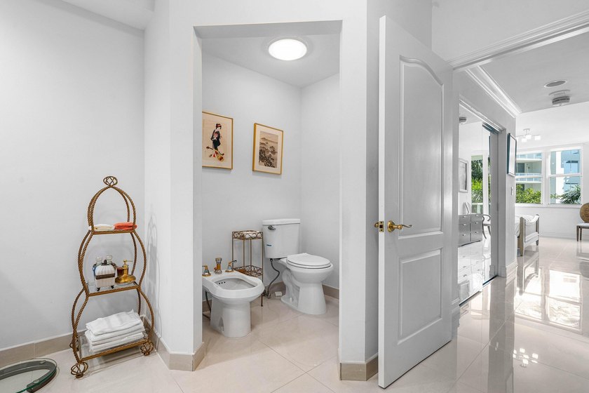 Located on the 3rd floor facing NE Boca Raton, 1 bedroom + den - photo 20