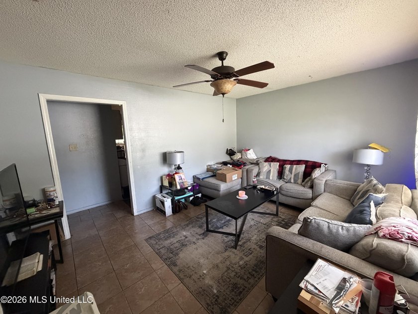 THE NEW KID ON THE BLOCK. NICE HOME JUST SOUTH OF i10. PERFECT - photo 2