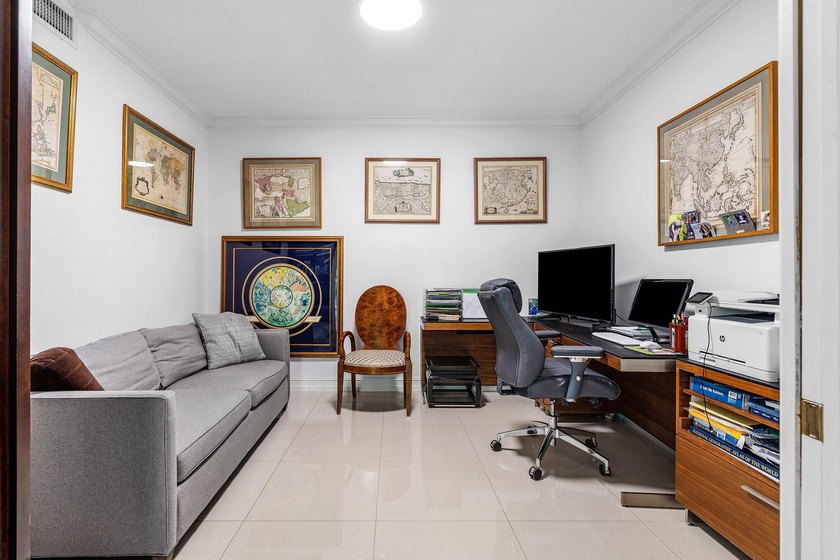Located on the 3rd floor facing NE Boca Raton, 1 bedroom + den - photo 23