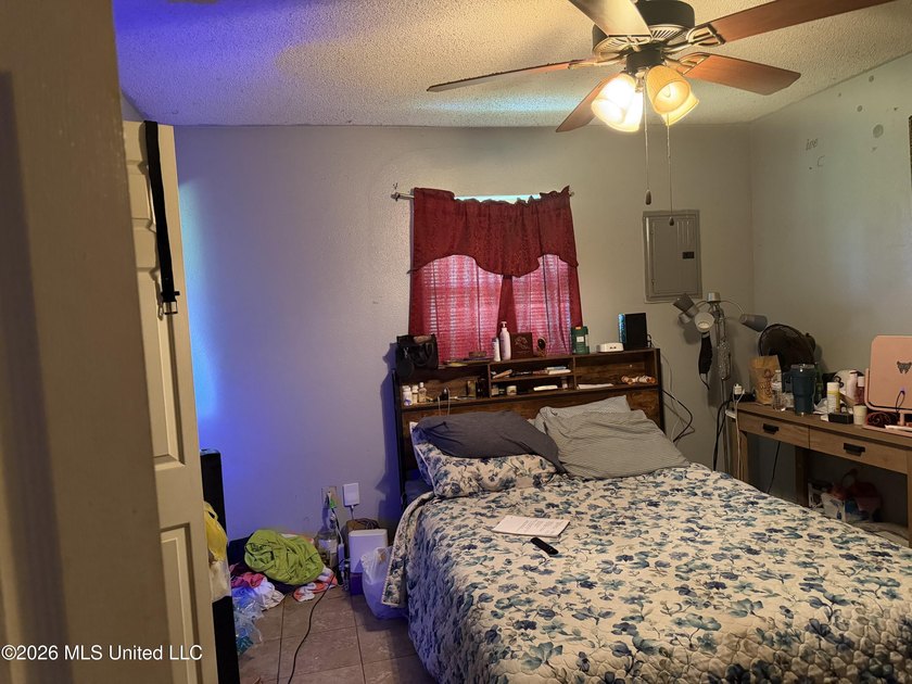 THE NEW KID ON THE BLOCK. NICE HOME JUST SOUTH OF i10. PERFECT - photo 4
