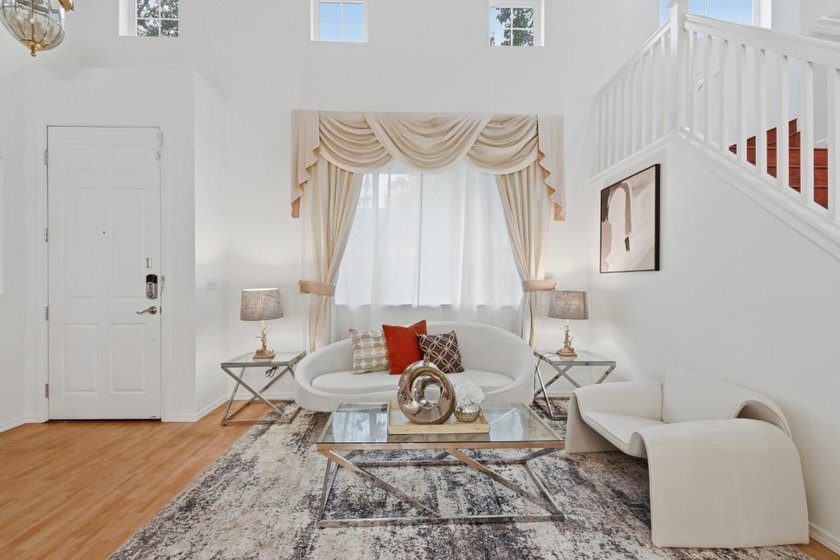 Gorgeous Single Family home with 3 Bedrooms and 2.5 Bath - photo 4