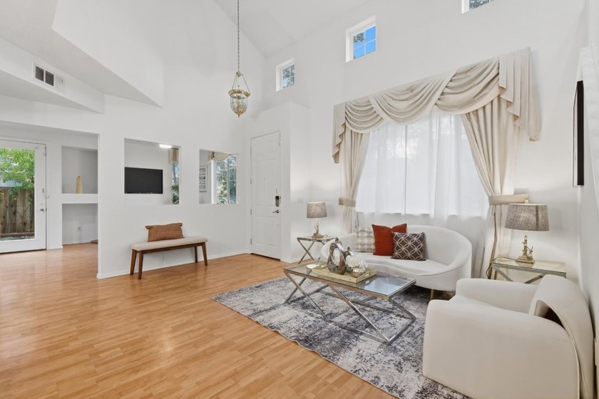 Gorgeous Single Family home with 3 Bedrooms and 2.5 Bath - photo 5