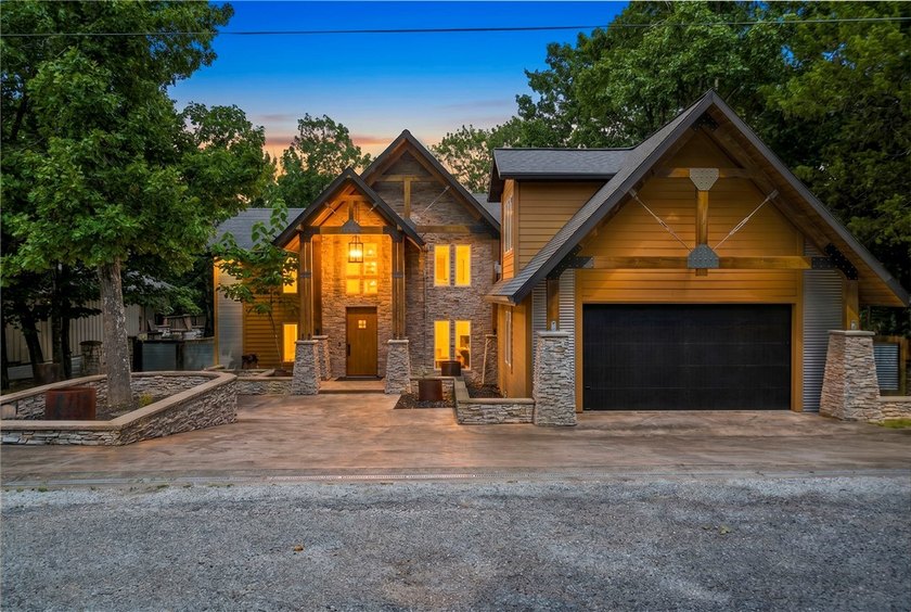 Remarkable Beaver Lake living in this custom built lake home - photo 2