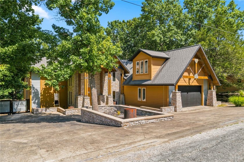 Remarkable Beaver Lake living in this custom built lake home - photo 3