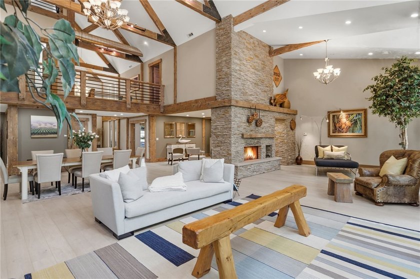 Remarkable Beaver Lake living in this custom built lake home - photo 7