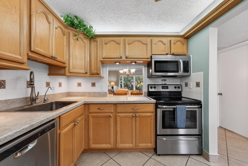 55+ TURN-KEY Tranquil Canal Views and Sunset Skies. Immaculate - photo 9