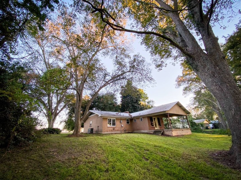 This 2 bedroom, 1 bath camp is located across from Lake Bruin - photo 2