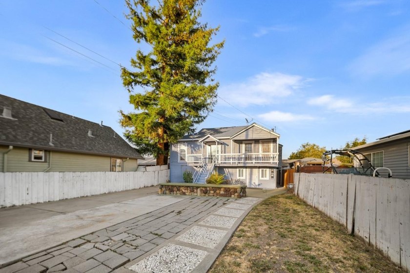 WEST SAN CARLOS DUPLEX, PHENOMENAL INVESTMENT! This 2-level - photo 2