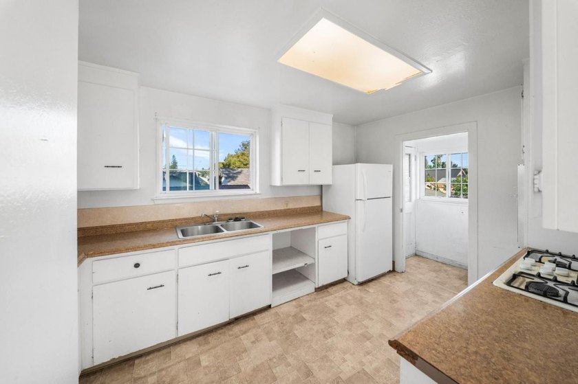 WEST SAN CARLOS DUPLEX, PHENOMENAL INVESTMENT! This 2-level - photo 8