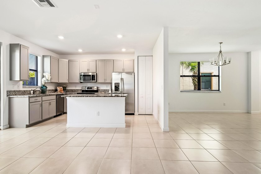 Welcome to this charming 4-bedroom, 3.5-bathroom townhouse in - photo 3