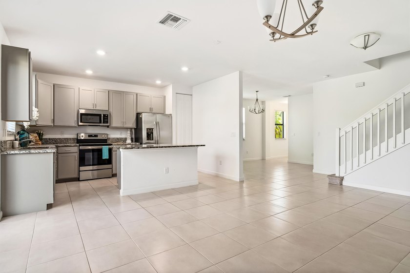 Welcome to this charming 4-bedroom, 3.5-bathroom townhouse in - photo 4