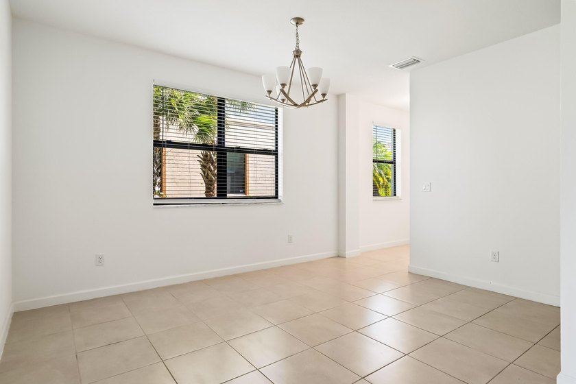 Welcome to this charming 4-bedroom, 3.5-bathroom townhouse in - photo 5