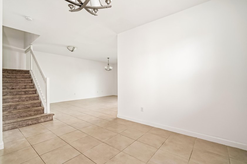 Welcome to this charming 4-bedroom, 3.5-bathroom townhouse in - photo 6