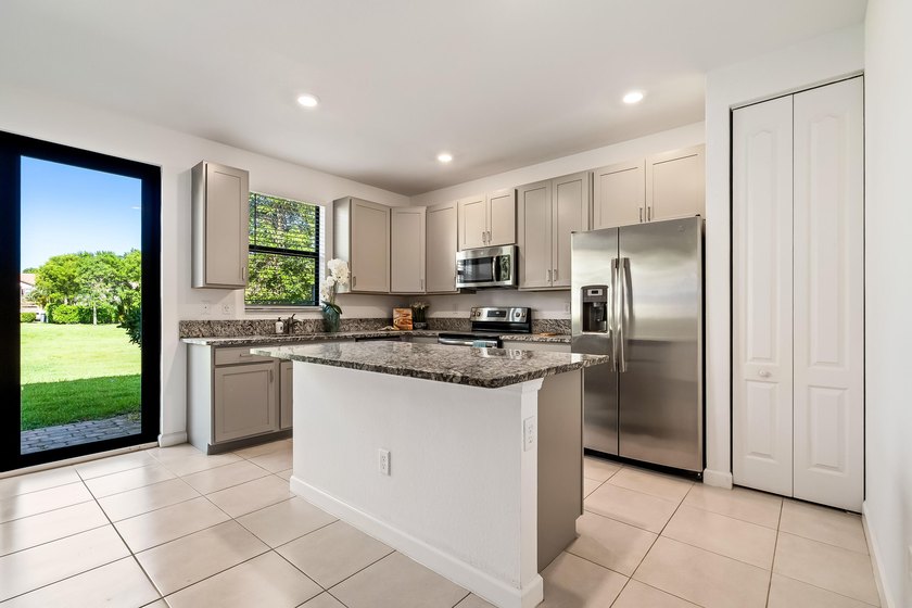 Welcome to this charming 4-bedroom, 3.5-bathroom townhouse in - photo 7