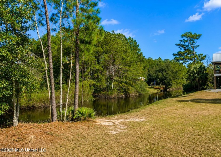Waterfront Living Starts Here! Discover the perfect opportunity - photo 5