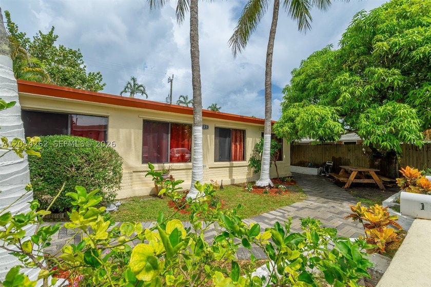 NEW ROOF (2024) + 3 NEW A/C UNITS (2026)! Solid CBS duplex just - photo 2