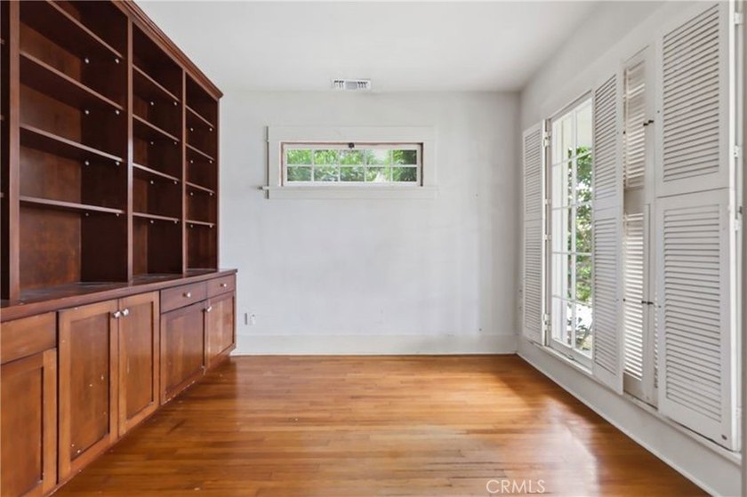 Charming 1920s single-level home situated in the highly - photo 6