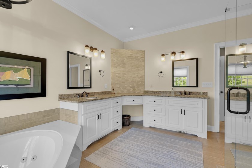 Spacious full-brick 4-bedroom, 3-bath home with a primary suite - photo 18