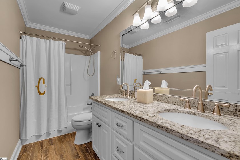 Spacious full-brick 4-bedroom, 3-bath home with a primary suite - photo 24