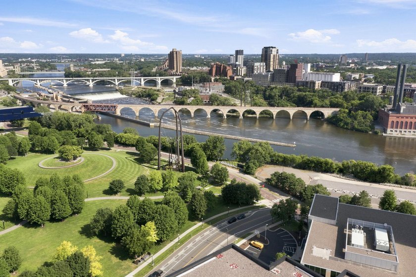 Wake up to one of the most iconic views in Minneapolis - photo 31