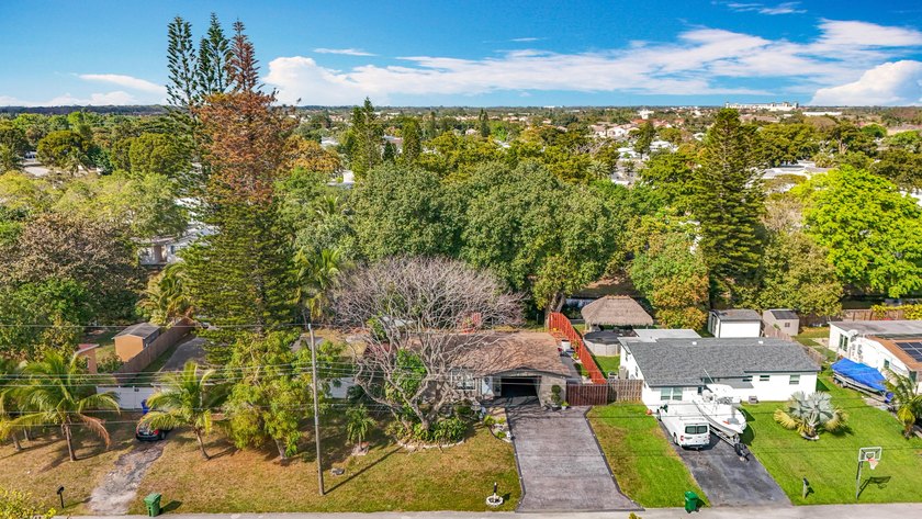 Amazing Opportunity! Updated 3 bedroom 2 bathroom single family - photo 40