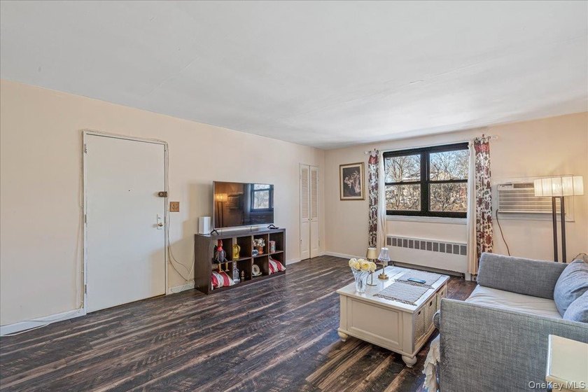 Welcome to this bright, pleasant second-floor CORNER 2 BEDROOM - photo 3
