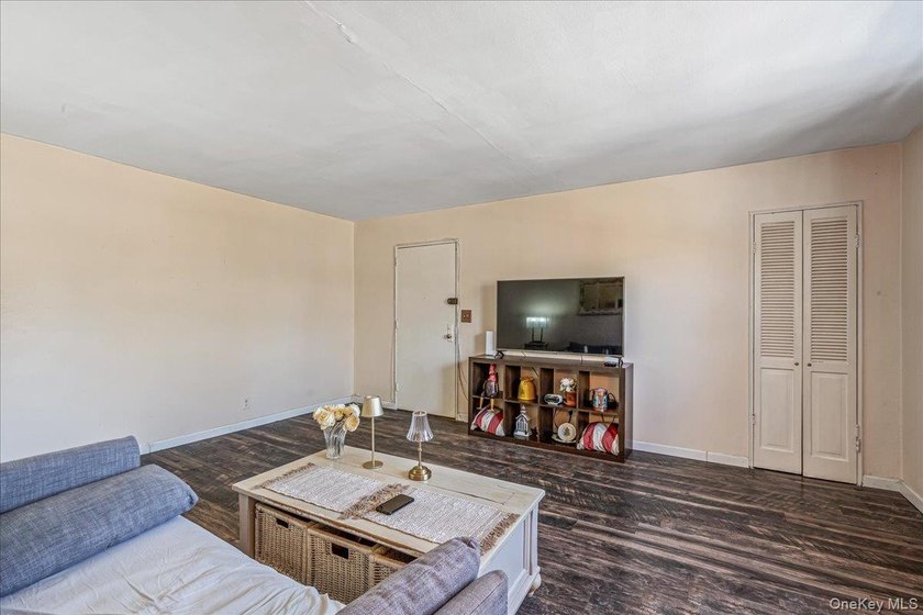 Welcome to this bright, pleasant second-floor CORNER 2 BEDROOM - photo 4