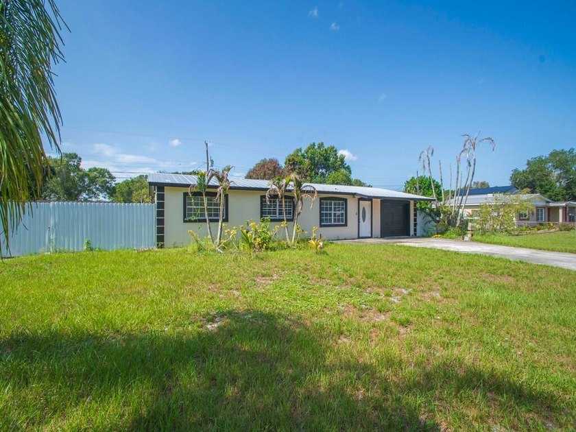 Beautifully maintained CBS home just outside Fort Pierce city - photo 2