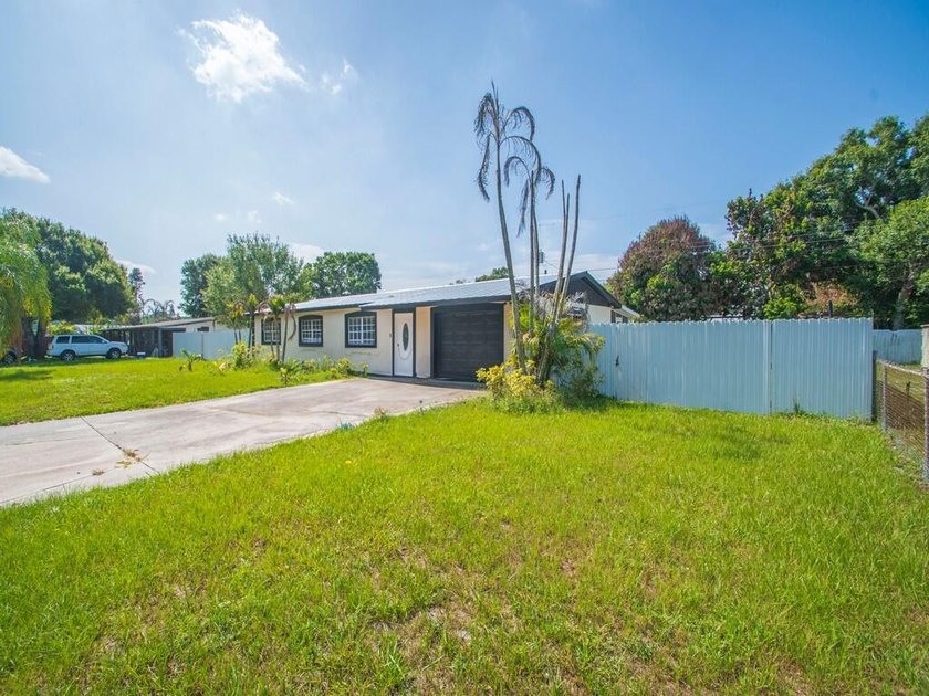 Beautifully maintained CBS home just outside Fort Pierce city - photo 5
