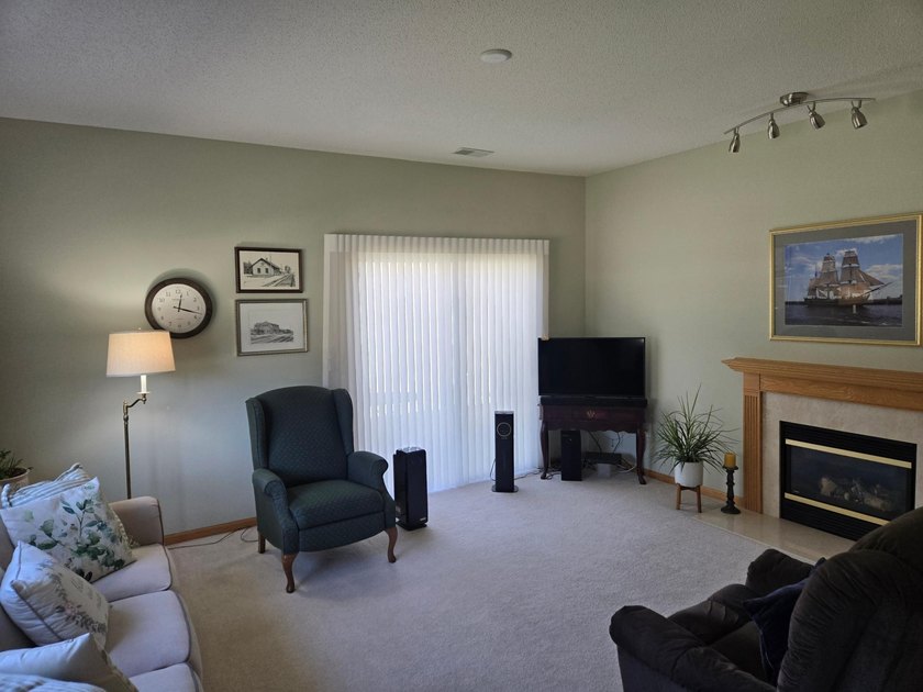 2/br-2/bath 1 level end unit-6 panel doors-fireplace w/marble - photo 7