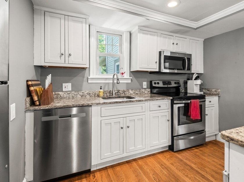 Homes with this much character, space, and charm don`t come - photo 5
