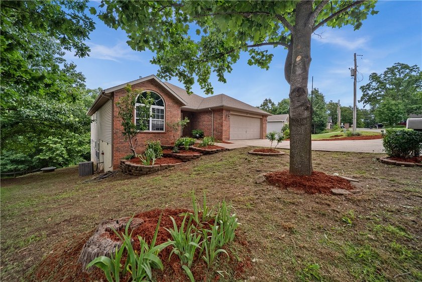 Welcome home to this beautifully updated 5-bedroom, 4-bath - photo 3