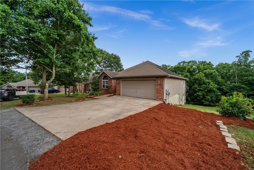 Welcome home to this beautifully updated 5-bedroom, 4-bath - photo 4