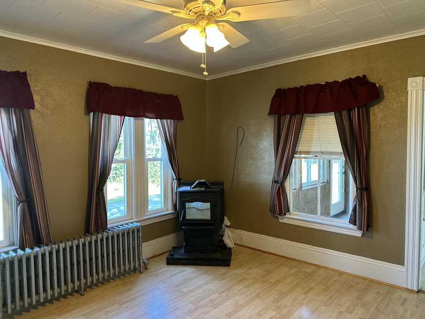 Early 1900's Victorian Home located on 0.36 acre lot in Island - photo 11